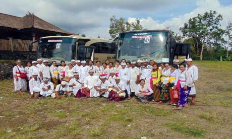 Kegiatan Nganyarin Perangkat Desa Pemecutan Kelod 